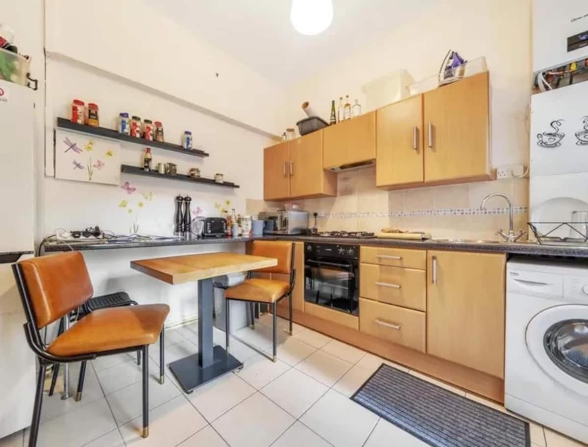 Charming 1-Bedroom Apartment Southfields, London Exterior foto