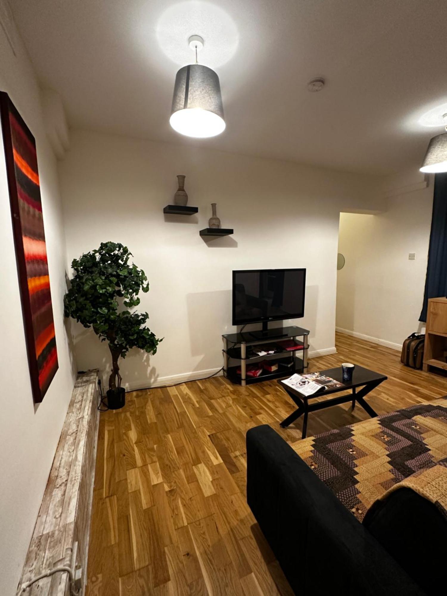 Charming 1-Bedroom Apartment Southfields, London Exterior foto