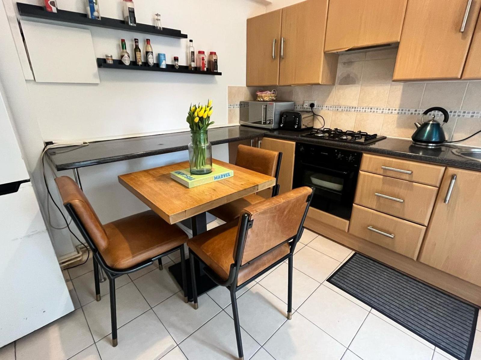 Charming 1-Bedroom Apartment Southfields, London Exterior foto